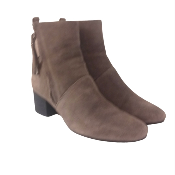 Banana Republic Suede Ankle Boot Women's Taupe Bootie size 7 - Picture 9 of 9